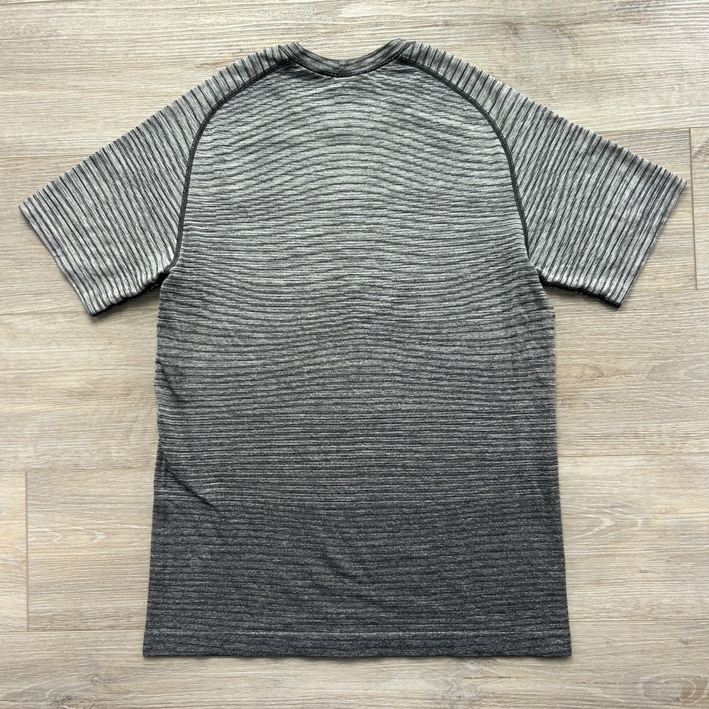 Lululemon Men's Small Metal Vent Tech Shirt Grey Black Ombre Stripe Short Sleeve - Picture 3 of 9